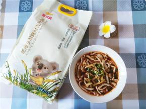 简简单单，一碗酸辣剪刀面就好了。不喜欢吃辣的，可以加肉加蛋加菌类青菜等煮清淡的汤面。