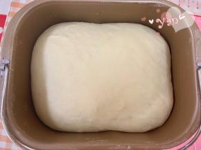 发酵至2倍大，手指蘸粉在中间戳个洞不回缩不坍塌说明面已发好。