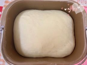 发酵至2倍大，手指蘸粉在中间戳个洞不回缩不坍塌说明面已发好。