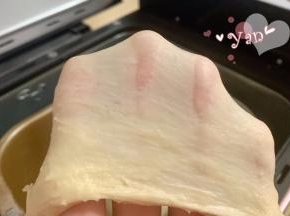 能拉出透明的薄膜。