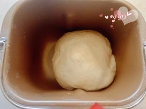 除黄油外的所有材料按顺序倒进面包机桶，揉面15分钟后加入软化的黄油，再揉20分钟即可。