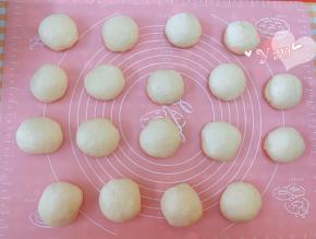 发好的面团取出排气，称重后分成18份，滚圆，盖上保鲜膜醒发20分钟。