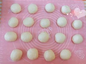 发好的面团取出排气，称重后分成18份，滚圆，盖上保鲜膜醒发20分钟。