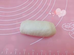 自上而下卷起，捏紧收口。