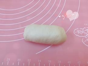 自上而下卷起，捏紧收口。