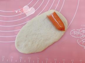 翻面，放入半支脆皮肠。