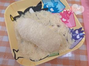 表面喷水，蘸上卡夫芝士粉。