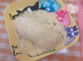 表面喷水，蘸上卡夫芝士粉。