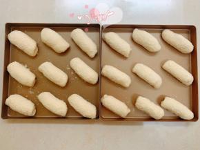 依次做好，放入烤盘里，面团隔开放，留点位置发酵面团。