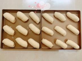依次做好，放入烤盘里，面团隔开放，留点位置发酵面团。