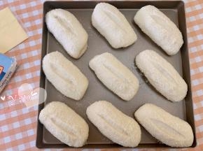 发酵好的面团，在表面中间割口。