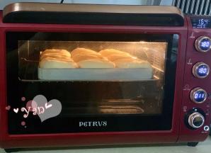 放入预热好的烤箱，中层，上下火，180度烤20分钟。