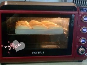 放入预热好的烤箱，中层，上下火，180度烤20分钟。