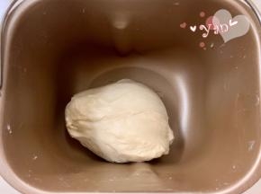 除黄油外的所有材料，先液体后固体的顺序放入面包机桶内。揉面20分钟后再加入黄油揉15分钟。