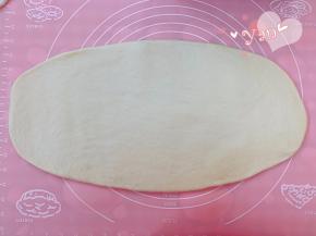 松弛好的面团，从中间分别往上和往下擀几次，擀成宽14cm，长40cm的面片。