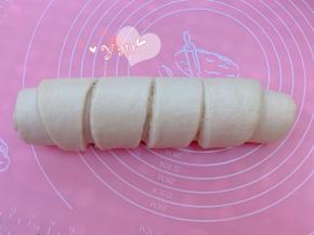 翻面，自上而下卷起来，卷好后捏紧收口。