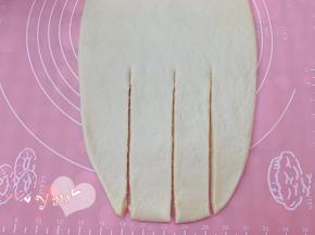 在中间靠下的位置，用刀平均切割4刀。