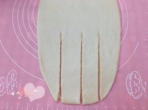 在中间靠下的位置，用刀平均切割4刀。