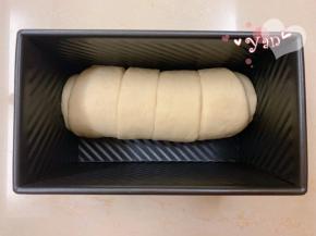 收口朝下，贴边放入吐司盒里。