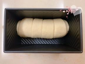 收口朝下，贴边放入吐司盒里。