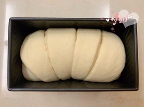 盖上保鲜膜，二次发酵至两倍大。