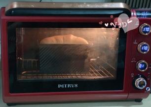 放入预热好的烤箱，最下层，上下火，170度烤30分钟。我用的低能吐司盒，普通吐司模烘烤时间要延长10分钟。