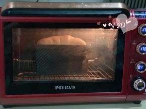 放入预热好的烤箱，最下层，上下火，170度烤30分钟。我用的低能吐司盒，普通吐司模烘烤时间要延长10分钟。