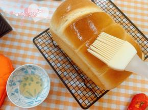 烤好取出放晾网上，趁热刷一层蜂蜜水(蜂蜜和水1：1)。