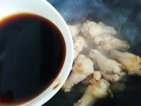 鸡腿呈现焦黄色后倒入料汁。