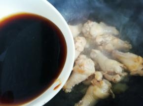 鸡腿呈现焦黄色后倒入料汁。