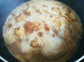 加入适量热水大火烧开，转小火焖煮20分钟后开大火收汁，收的差不多时关火出锅。