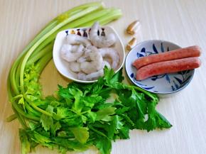 准备食材，我买的虾仁，鲜虾自己剥也可以。