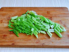 利用这时间，处理其它菜品，芹菜摘掉叶子，洗干净，再切段。