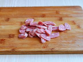 香肠切片，建议切的不要太薄。