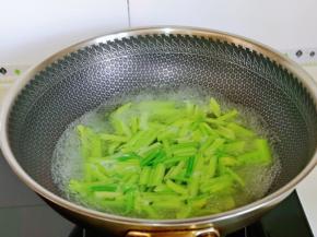 芹菜焯水: 锅中水烧开，下芹菜段，大火煮30秒捞出过冷水。