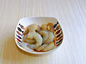 抓拌均匀，放旁边腌制10分钟。