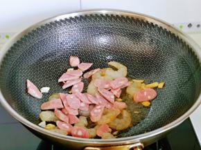 加入香肠片翻炒。