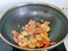 小火将肠与虾炒熟。