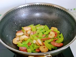 快速翻炒均匀，关火出锅。