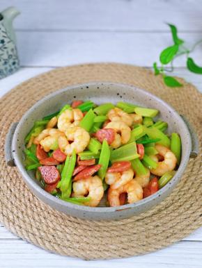 平时不爱吃芹菜的宝贝，今天这样炒，吃的停不下来。