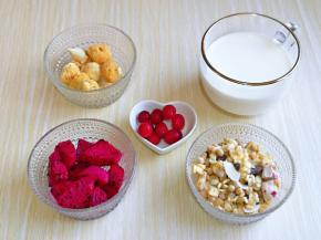 准备食材，不喜欢榴莲桂圆脆可以不放哈，食材任意搭配，自己喜欢的都可以，火龙果去皮切小块。