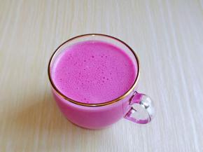 倒入杯中，美美的治愈色，超喜欢。