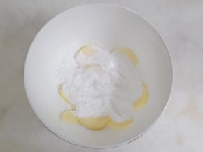 酥皮材料的黄油室温软化至轻松能按出指印的状态，加入糖粉混合均匀。