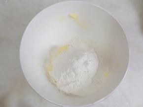 加入过筛后的低筋面粉。