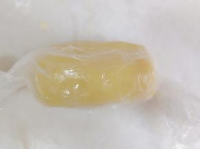 混合至看不见干粉后，整成圆柱形，放入冰箱冷冻半小时。