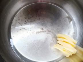 泡芙材料的黄油加入水，细砂糖小火加热。