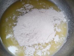 加入过筛后的低筋面粉。