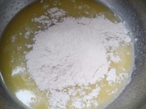 加入过筛后的低筋面粉。