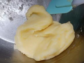 用刮刀快速烫熟，拌匀 。