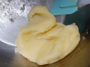 用刮刀快速烫熟，拌匀 。